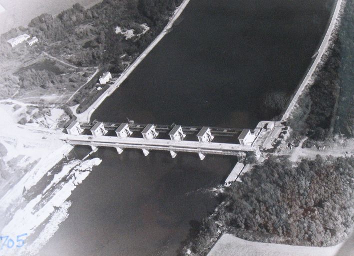 Barrage de retenue, pont routier, passerelle de service