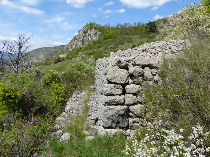 Grand pierrier bâti au quartier de Génisseau.