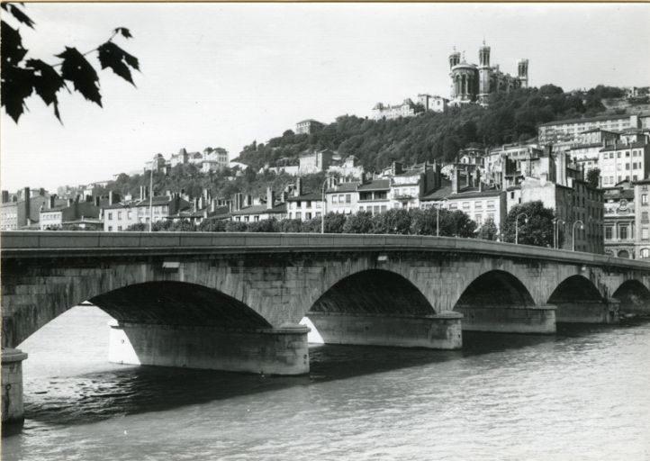 Pont de Saône, de Pierre ou du Change, puis de Nemours