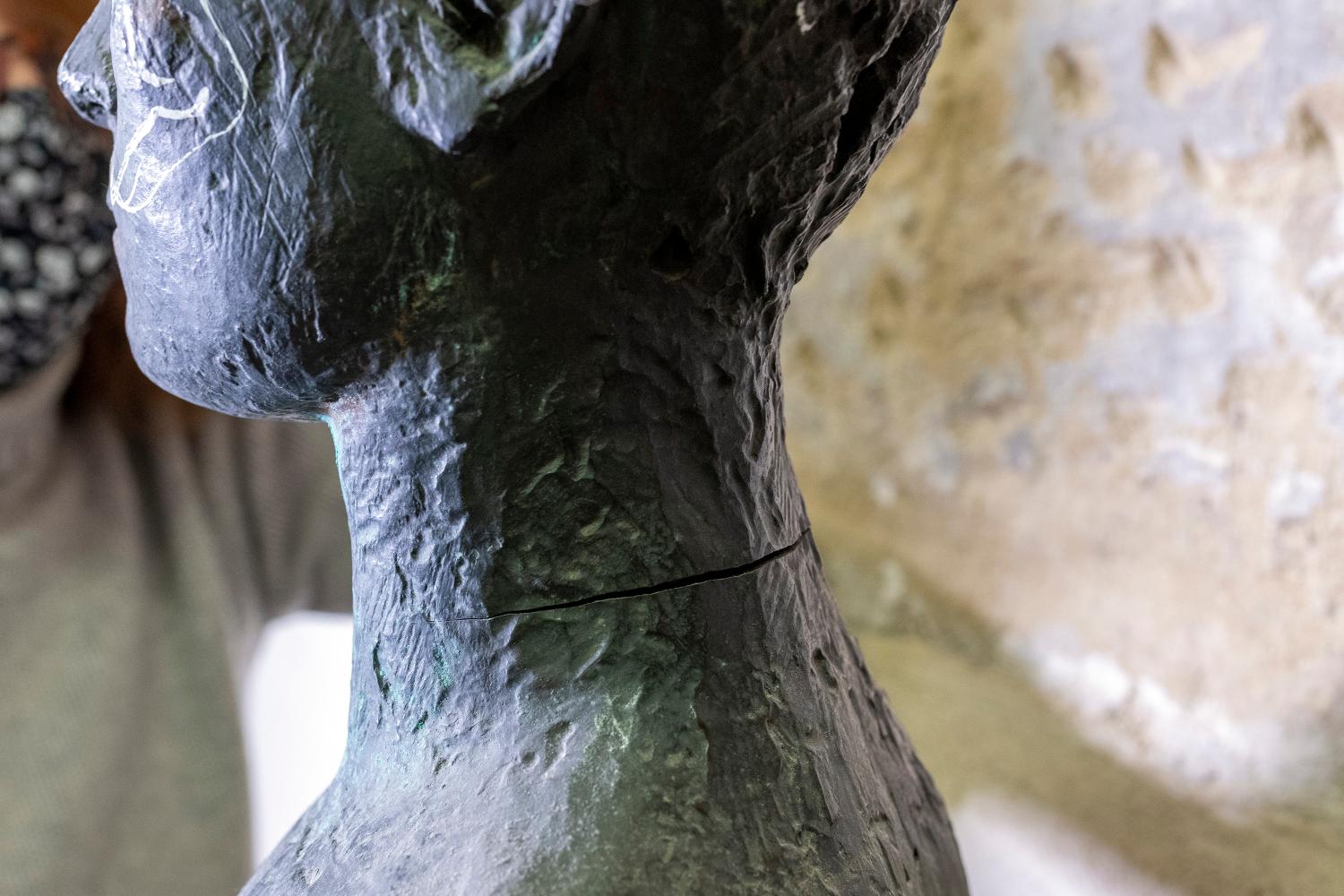 Sculpture : Jeune homme tenant l'Univers entre ses mains