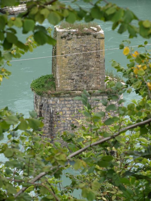 Ancien pont routier de Pyrimont (détruit), actuellement piles (vestiges)