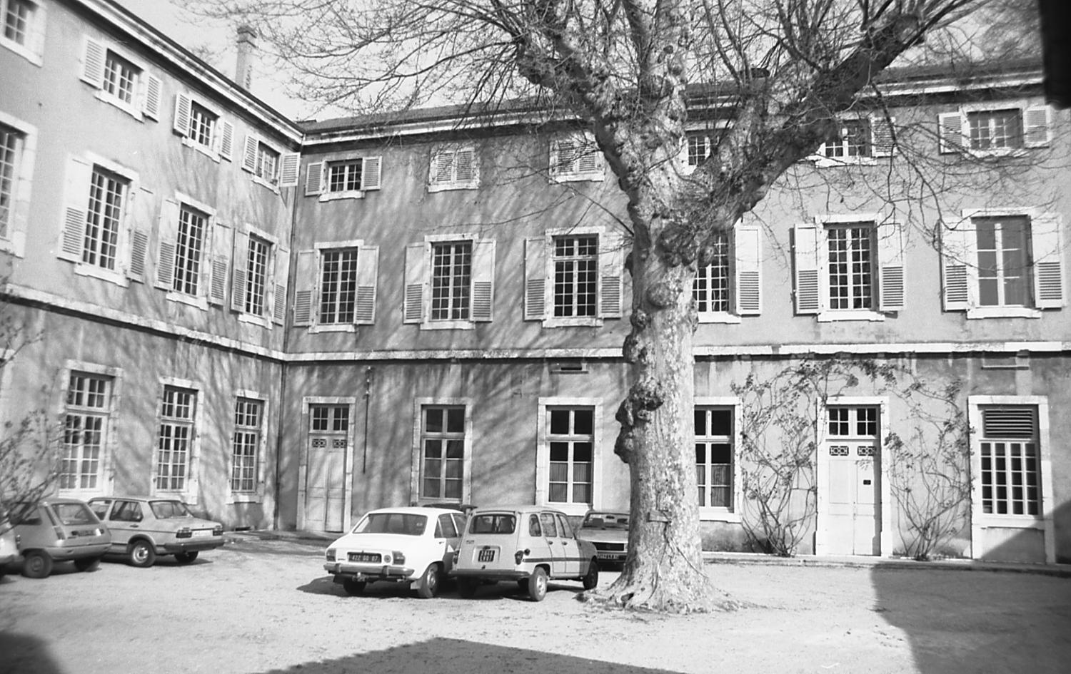 Collège royal puis collège de jésuites dit collège de Tournon, puis école royale militaire, école centrale, collège communal, collège royal, lycée impérial, lycée de garçons, actuellement lycée Gabriel-Faure