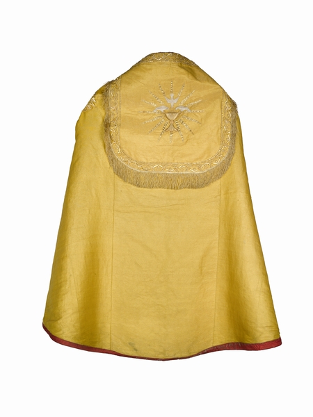 ensemble de quatre chapes, quatre dalmatiques, une chasuble, trois étoles, trois manipules, un voile de calice, une bourse de corporal, une pale, trois voiles huméraux : ornement doré n°3