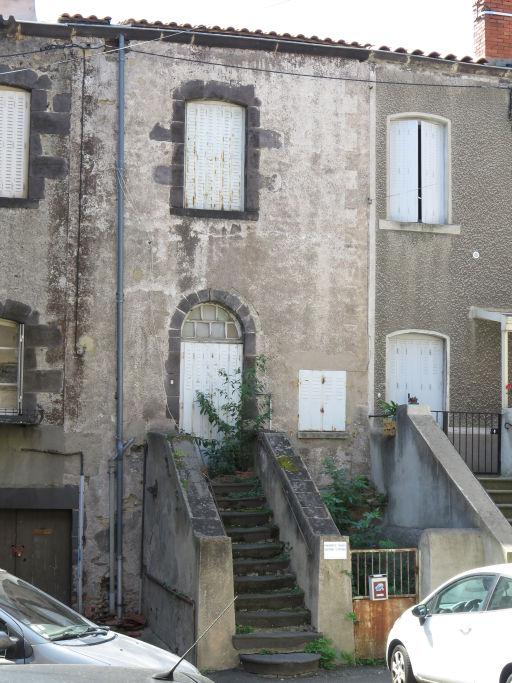 Escalier perpendiculaire : Beaumont, 10 pl. St-Pierre