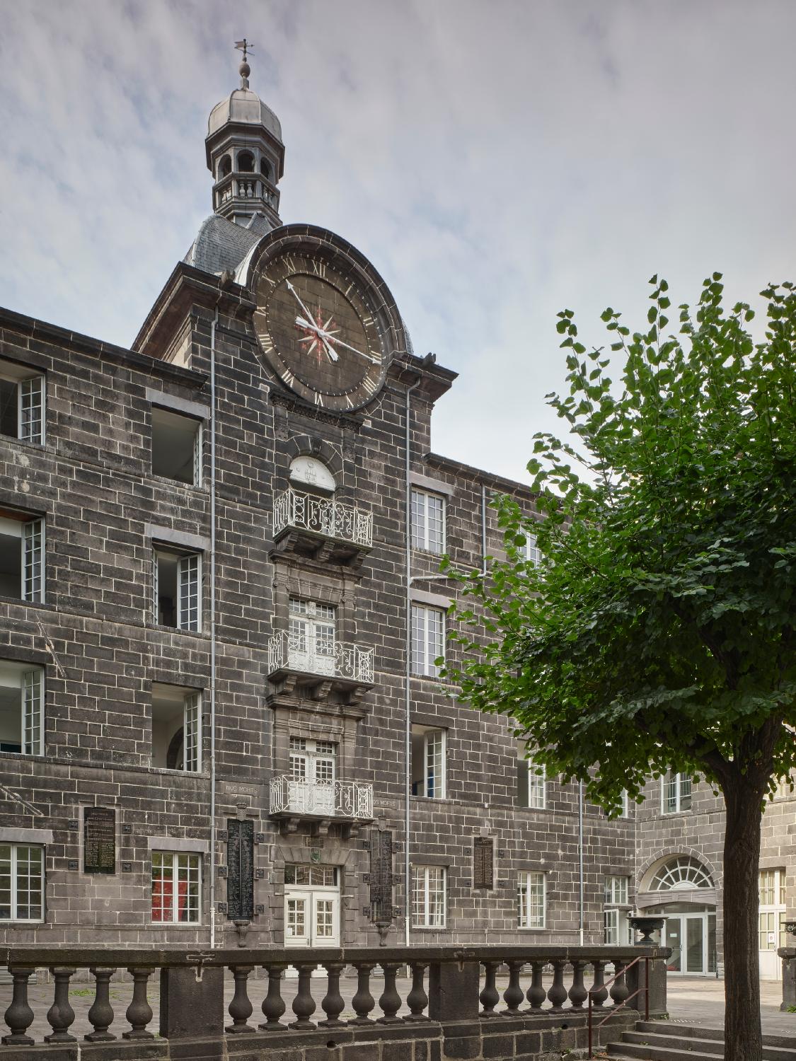 Collège des jésuites de Clermont dit collège royal ou Grand collège ; institut national ; école centrale ; lycée ; collège royal ; lycée impérial ; lycée de garçons dit lycée Blaise-Pascal ; centre culturel Blaise-Pascal et conservatoire Emmanuel-Chabrier