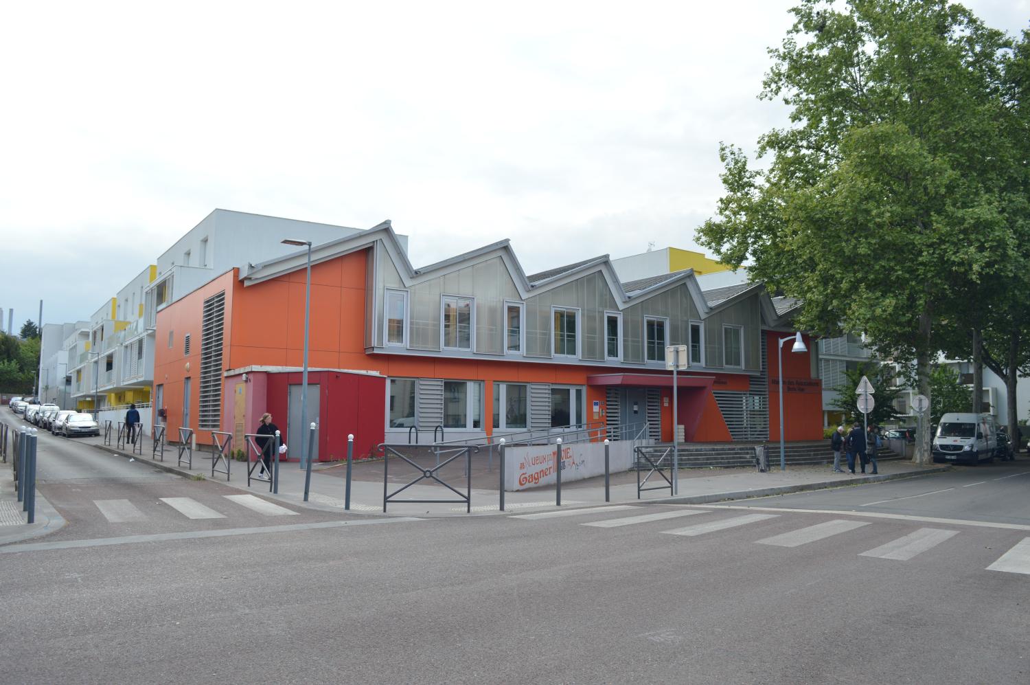 Verrerie E. Mauguin de Vénissieux puis Société Industriels de récipients isolants (SIDRI) actuellement CABV (Centre des Associations Boris Vian).