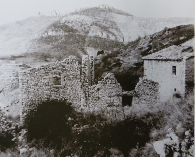 Maisons ruinées au village, dans les années 1950 (photographie noir et blanc).