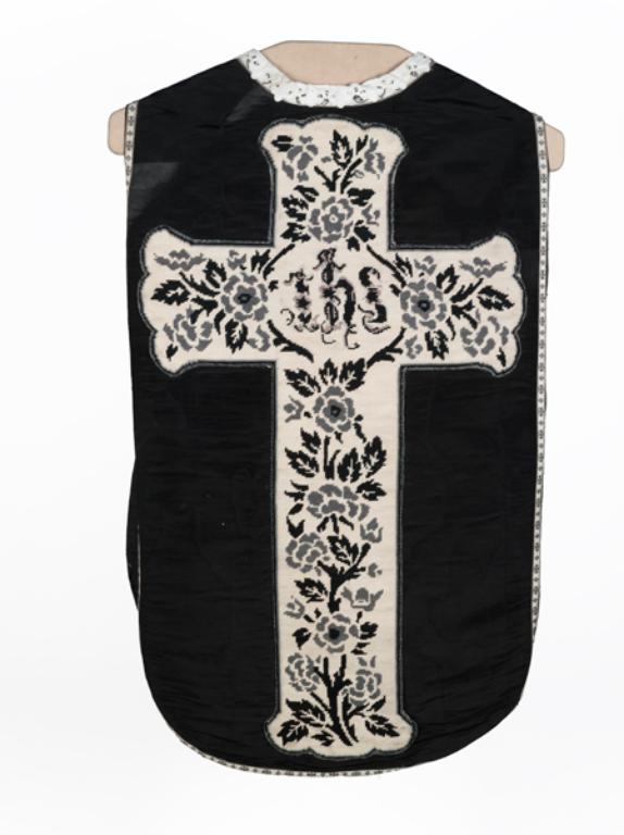 chasuble, étole, manipule, voile de calice, bourse de corporal : ornement noir