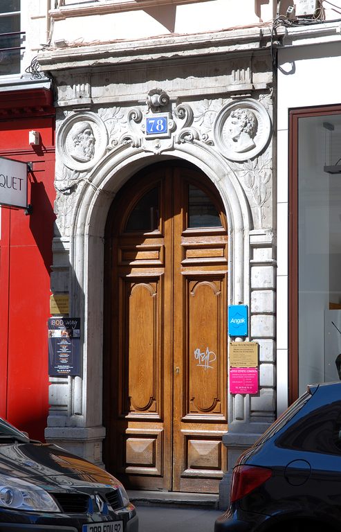 Porte piétonne ornée d'un décor végétal et de médaillons