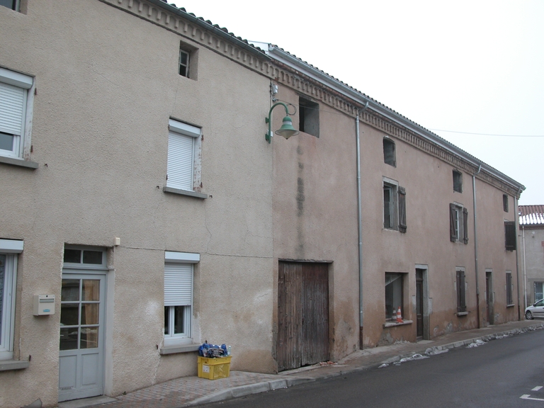 Immeuble, café (café Michel), magasin de commerce, poste