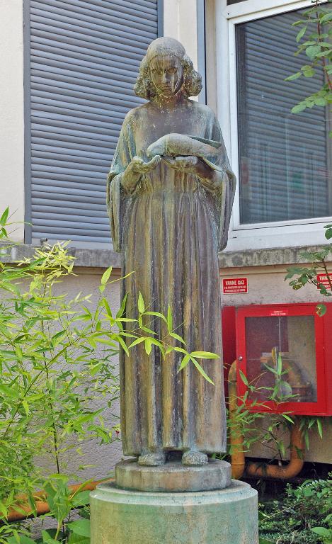Statue (ronde-bosse) : Jeune fille à la colombe