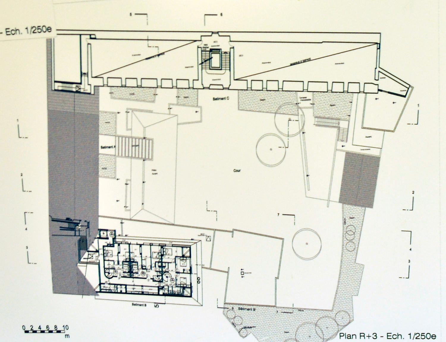 Collège de jésuites d'Aurillac, puis collège communal, lycée de garçons, école primaire supérieure de jeunes filles, collège moderne et technique de jeunes filles, actuellement collège Jeanne-de-La-Treilhe