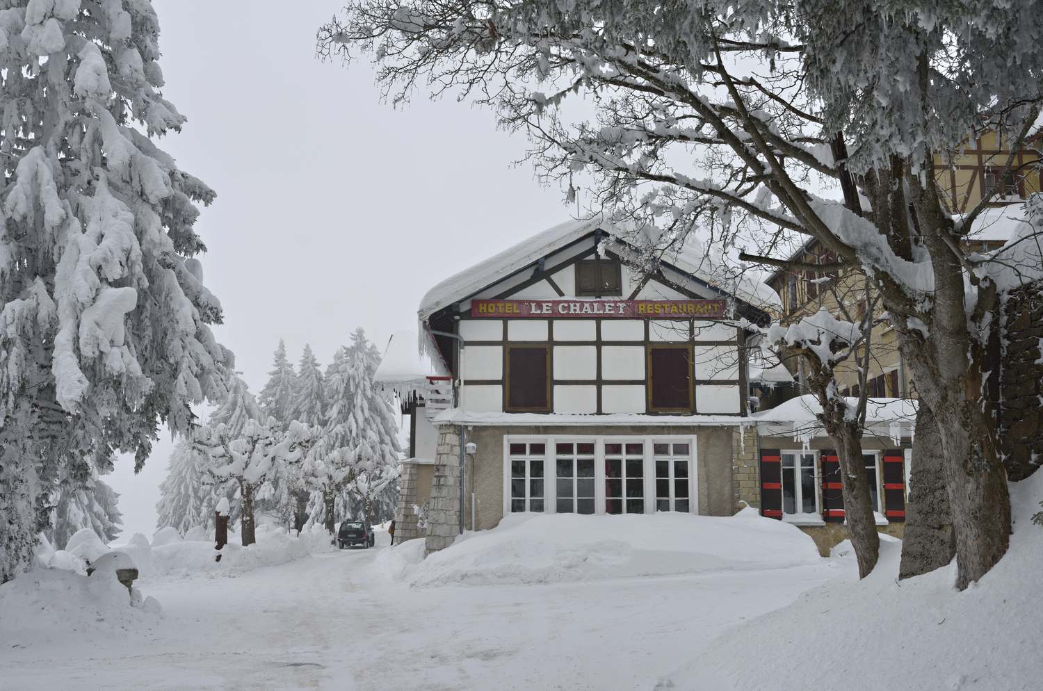 Restaurant dit chalet-restaurant du Mont-Revard, puis hôtel de voyageurs dit Chalet PLM, actuellement hôtel de voyageurs dit Le Chalet Bouvard