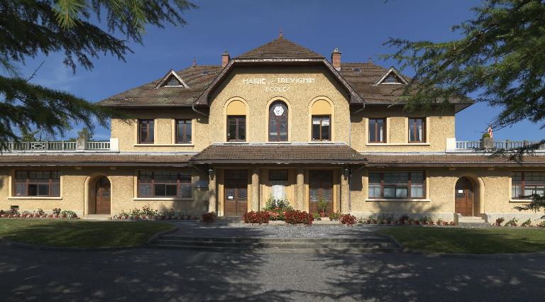 Vue d'ensemble de la mairie-écoles, façade orientale.