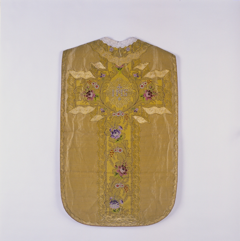 chasuble, manipule, voile de calice (ornement or)