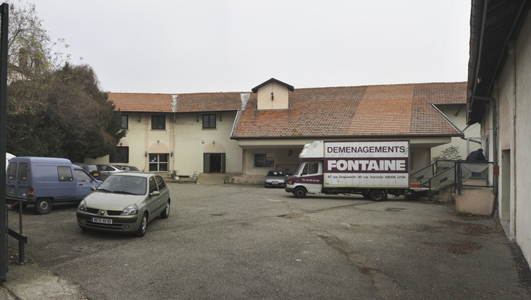 Ancien moulin puis usine de mise en bouteilles dite Charvet vins en gros puis Coquet et Monet eaux et limonade puis J.B. Beaumann et Cie fabrique de limonade et bière actuellement salle des ventes du 9eme arrondissement de Lyon