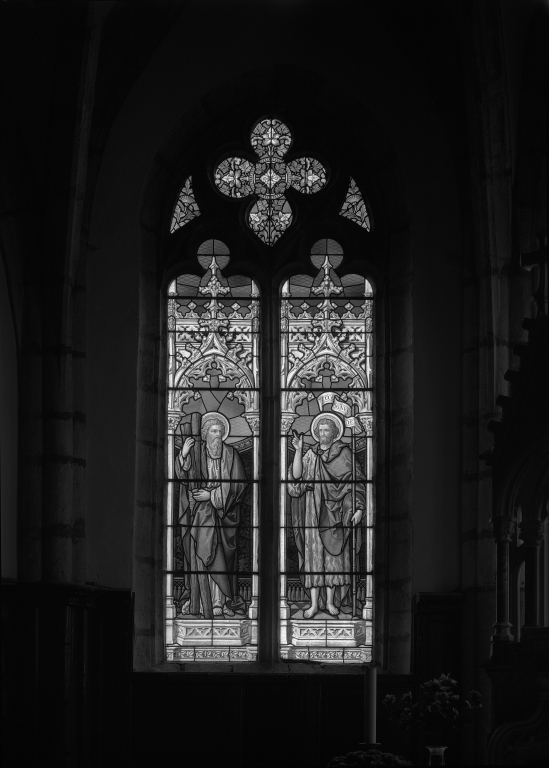 Ensemble de 3 verrières à personnages (baies n°0, 1, 2) : le Christ entouré de saint Pierre et saint Sixte, saint Jean-Baptiste et saint André, saint Jean l'Evangéliste et saint François de Sales