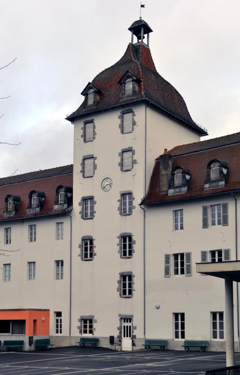 Collège de jésuites d'Aurillac, puis collège communal, lycée de garçons, école primaire supérieure de jeunes filles, collège moderne et technique de jeunes filles, actuellement collège Jeanne-de-La-Treilhe