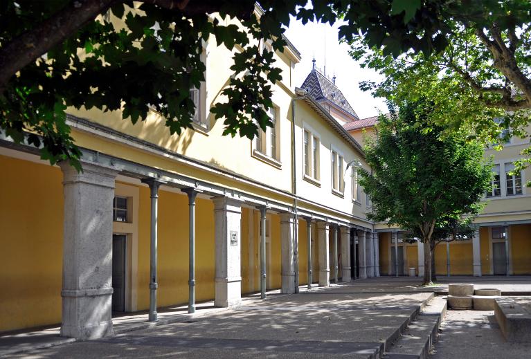 Collège de jésuites, puis institut national, école centrale supplémentaire, école communale secondaire, collège communal et école pratique de commerce et d'industrie, lycée, actuellement collège François-Ponsard