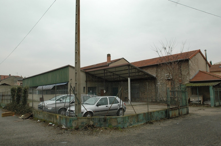 Usine de fabrication de matériaux de construction Canque frères) (gravière et entreprise de BTP) puis Eléctification du Sud Est puis techniphone et auto école Chapelier puis Décor isidore Cochet actuellement association de personnes agées