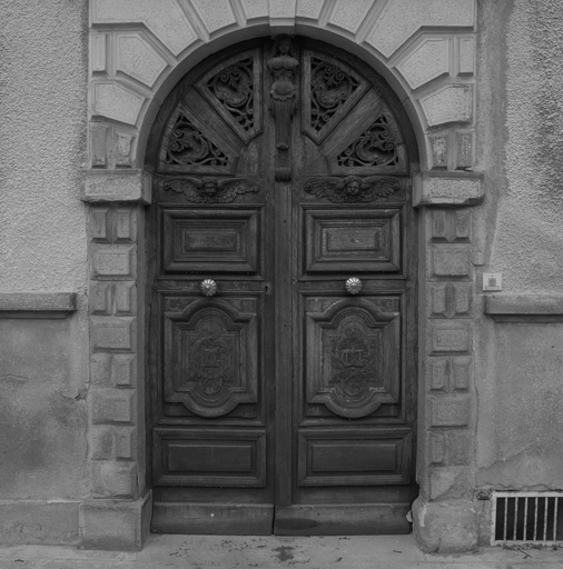 Porte et vantaux du corps de logis