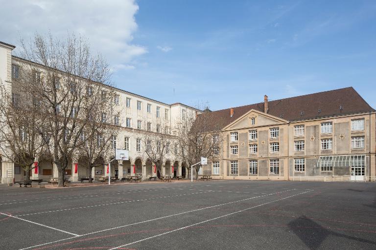 Manoir de Chènevoux, puis collège de jésuites, puis école centrale, puis lycée de garçons, actuellement lycée d'enseignement secondaire Jean-Puy