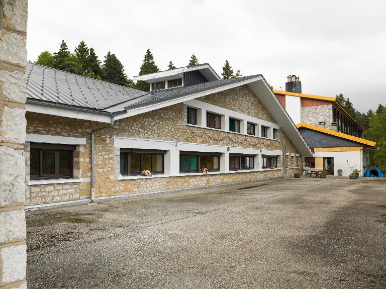 Gare d'arrivée du chemin de fer à crémaillère du Revard, puis supérette La Crémaillère, actuellement colonie de vacances de la ville de Pantin dit Centre La Crémaillère