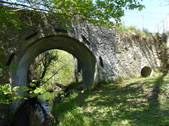 Pont sur l'Anary au quartier du Moulin, vue prise de l'est.