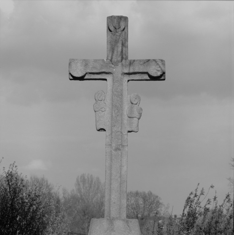 Croix de cimetière, actuellement croix monumentale