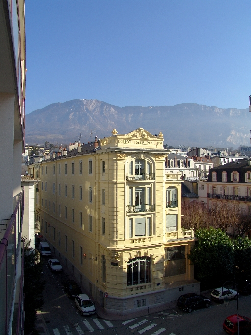 Hôtel de voyageurs, Hôtel du Globe, puis Grand Hôtel de l'Europe, puis Hôtel de l'Europe et Villa Béatrice, actuellement immeuble Europe-Béatrice