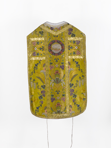 ornement doré n°1 : chasuble, étole, manipule, voile de calice, bourse de corporal