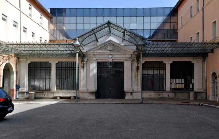 Collège de jésuites, puis institut national, école centrale supplémentaire, école communale secondaire, collège communal et école pratique de commerce et d'industrie, lycée, actuellement collège François-Ponsard