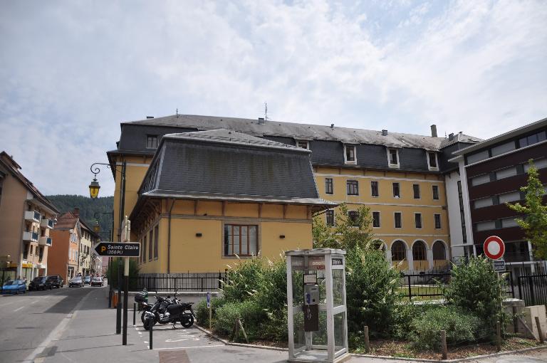 Hôpital du Saint-Sépulcre puis Hôpital général puis Manufacture royale de Coton puis caserne Balleydier puis école de jeunes filles puis collège moderne de jeunes filles d’Annecy, actuellement bâtiment de l’internat du lycée Gabriel Fauré