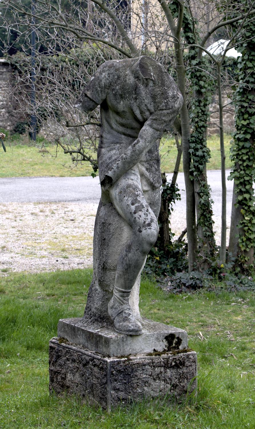 Statue (grandeur nature ; ronde-bosse) : Le joueur de rugby