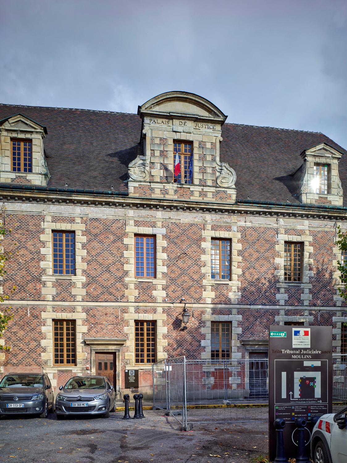 Collège de jésuites dit collège Sainte-Marie, puis école centrale, actuellement palais de justice