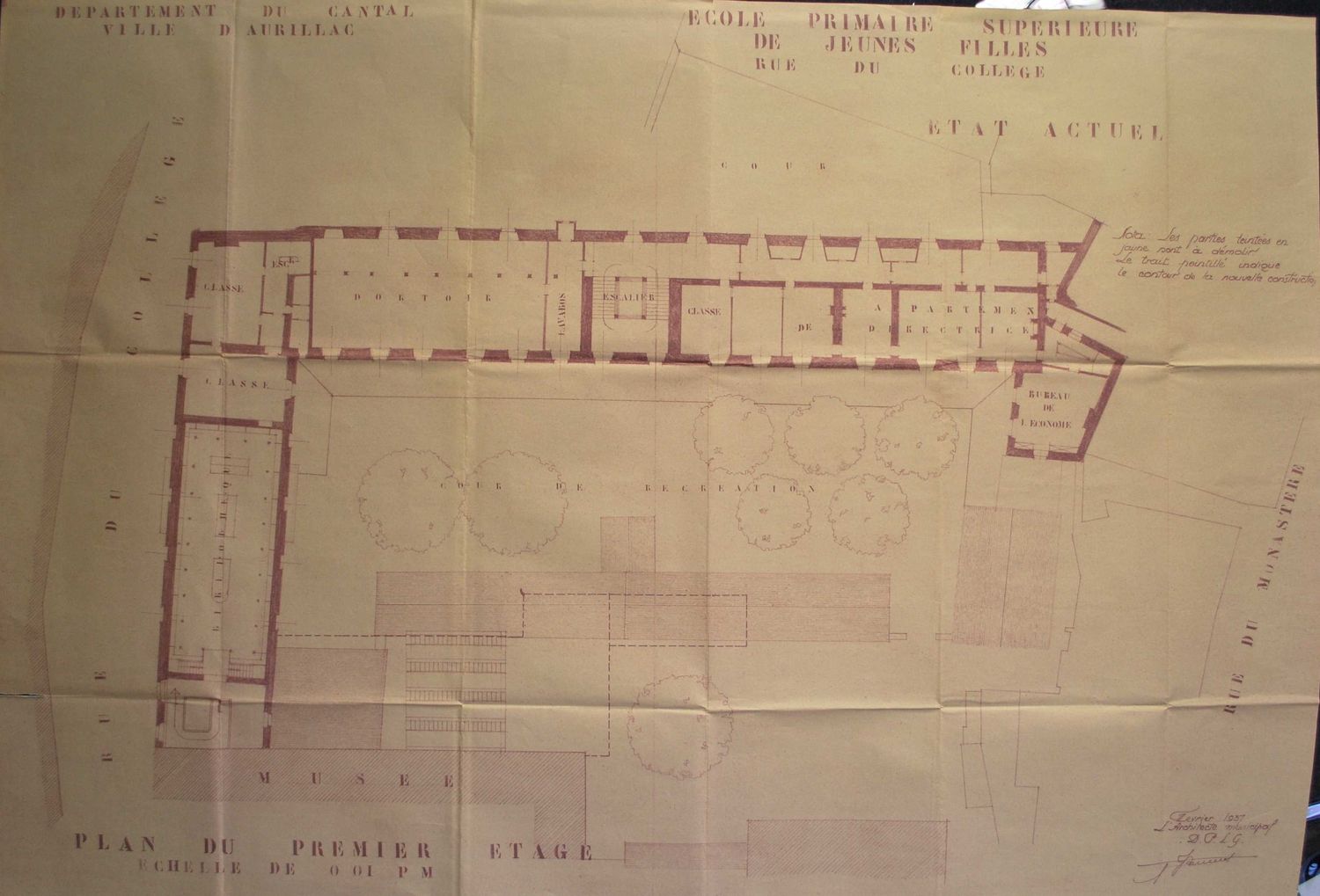 Collège de jésuites d'Aurillac, puis collège communal, lycée de garçons, école primaire supérieure de jeunes filles, collège moderne et technique de jeunes filles, actuellement collège Jeanne-de-La-Treilhe