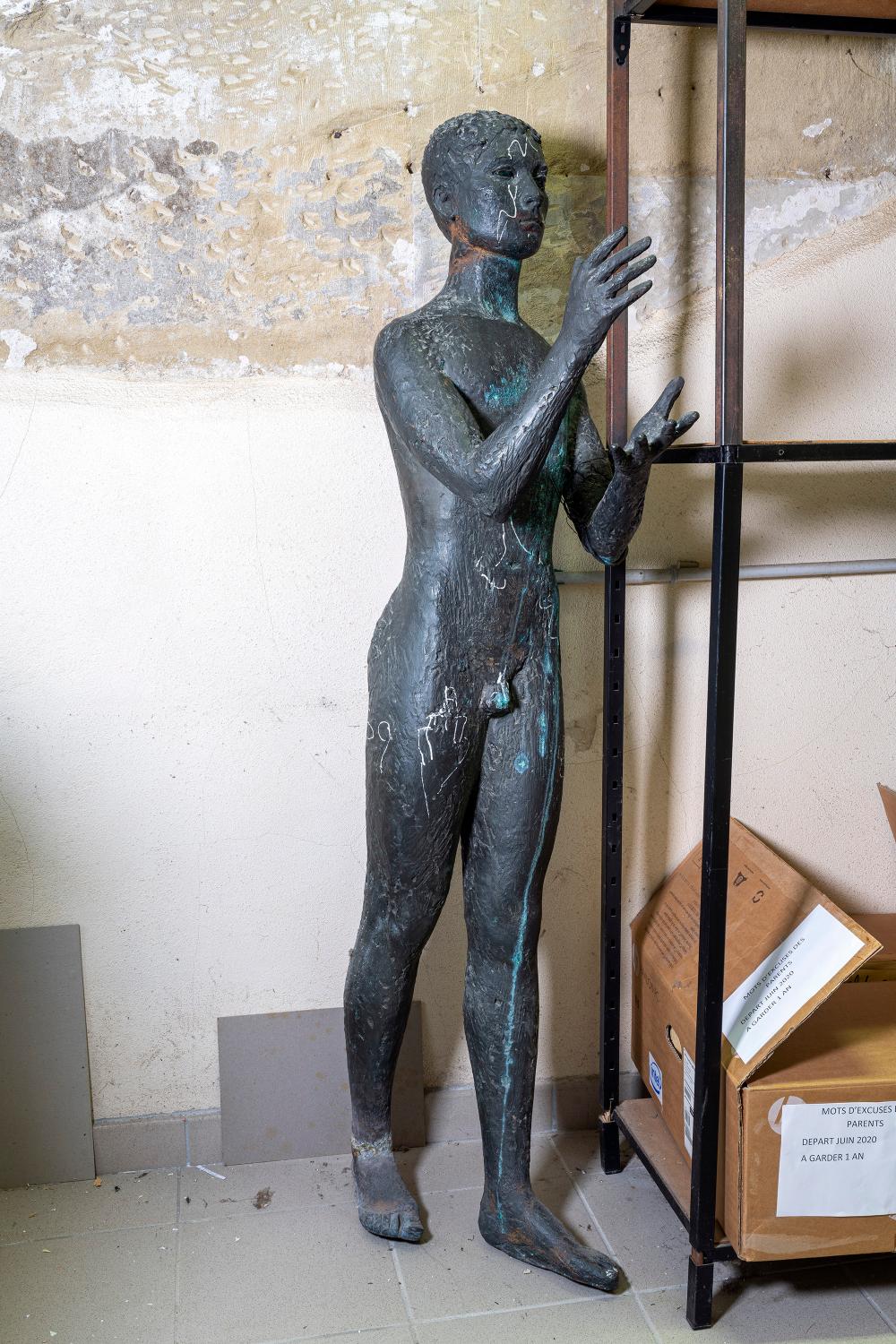 Sculpture : Jeune homme tenant l'Univers entre ses mains