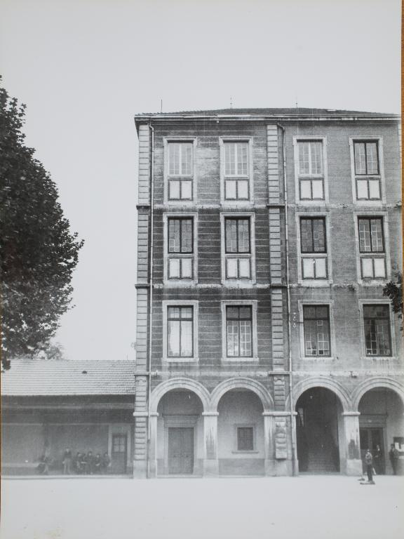 Manoir de Chènevoux, puis collège de jésuites, puis école centrale, puis lycée de garçons, actuellement lycée d'enseignement secondaire Jean-Puy