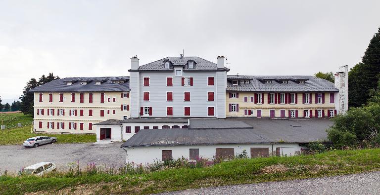 Hôtel de voyageurs, dit chalets-hôtels du Mont-Revard, puis Grand Hôtel PLM du Mont-Revard, actuellement immeuble à logements