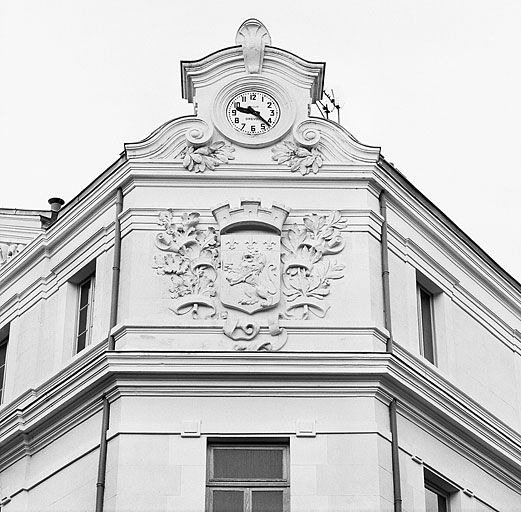 Ensemble des deux frontons de l'école maternelle (travée d'angle et pignon)