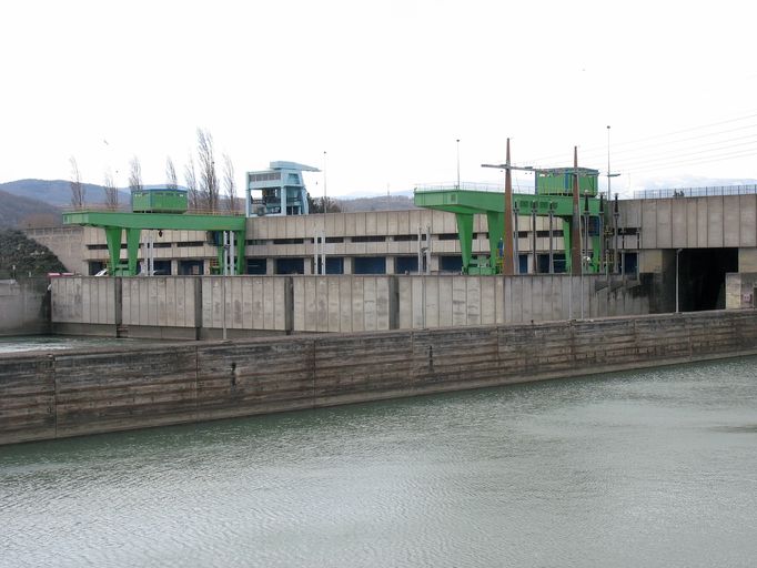 Centrale hydroélectrique, écluse dite usine-écluse de Sablons, pont routier