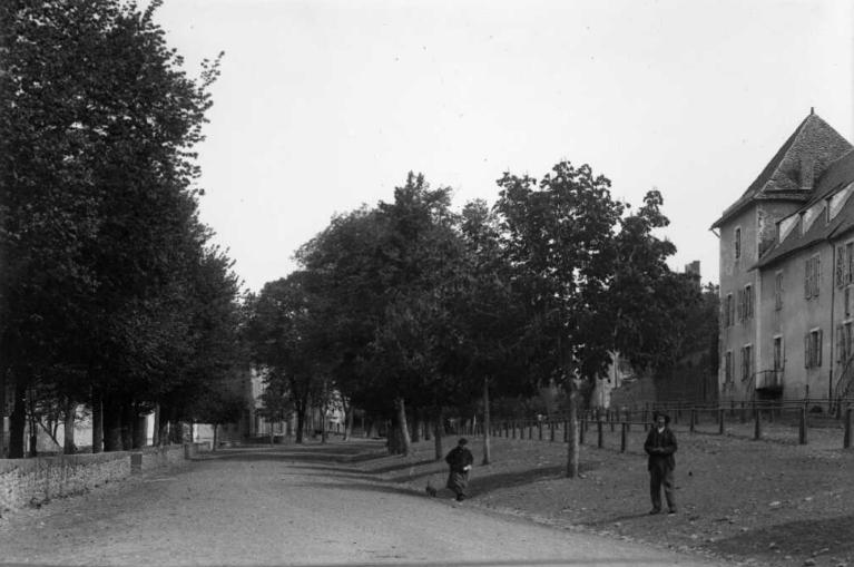Vue partielle sur le boulevard, v. 1905 (photogr. ancienne, AD Cantal, 64 Fi 152)