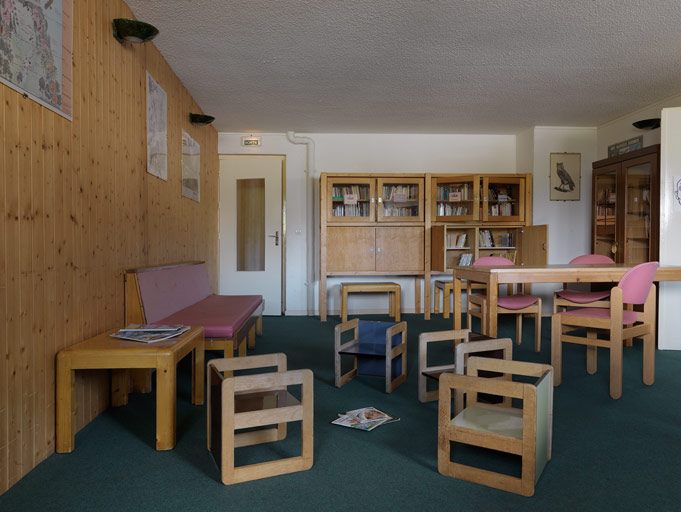 Ensemble du mobilier de la bibliothèque : armoire-bibliothèque, table de bibliothèque, chaise, fauteuil, banquette