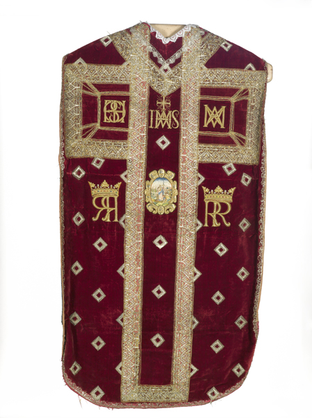 ornement rouge : chasuble, étole, voile de calice, bourse de corporal, pale