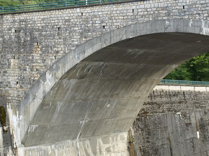 Pont routier sur l'évacuateur du barrage de Génissiat