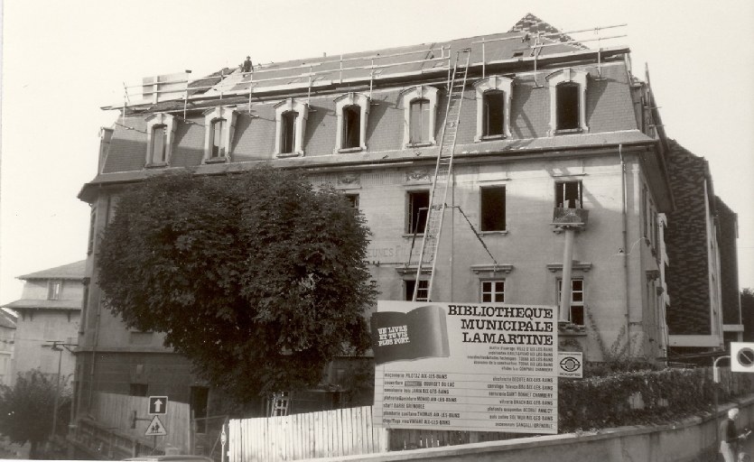 École des frères de la doctrine chrétienne, puis école maternelle et tribunal, puis école supérieure de jeunes filles, actuellement bibliothèque