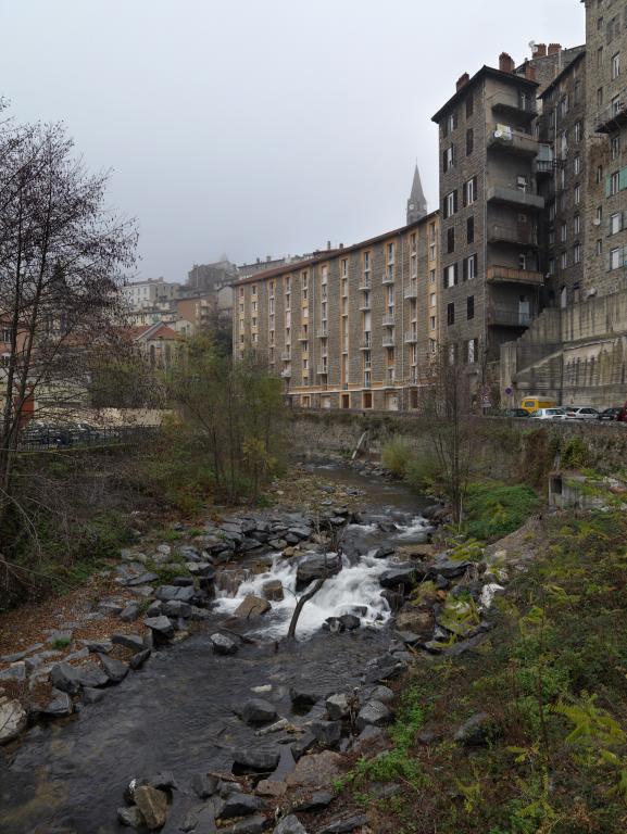 Tannerie Meyzonnier puis Combe et Meyzonnier puis Floquet du Puy puis les Tanneries Françaises Réunies actuellement services municipaux, maroquinerie et logement d'ouvriers