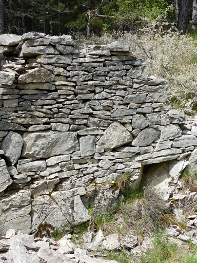 Les entrepôts agricoles de Barret-de-Lioure