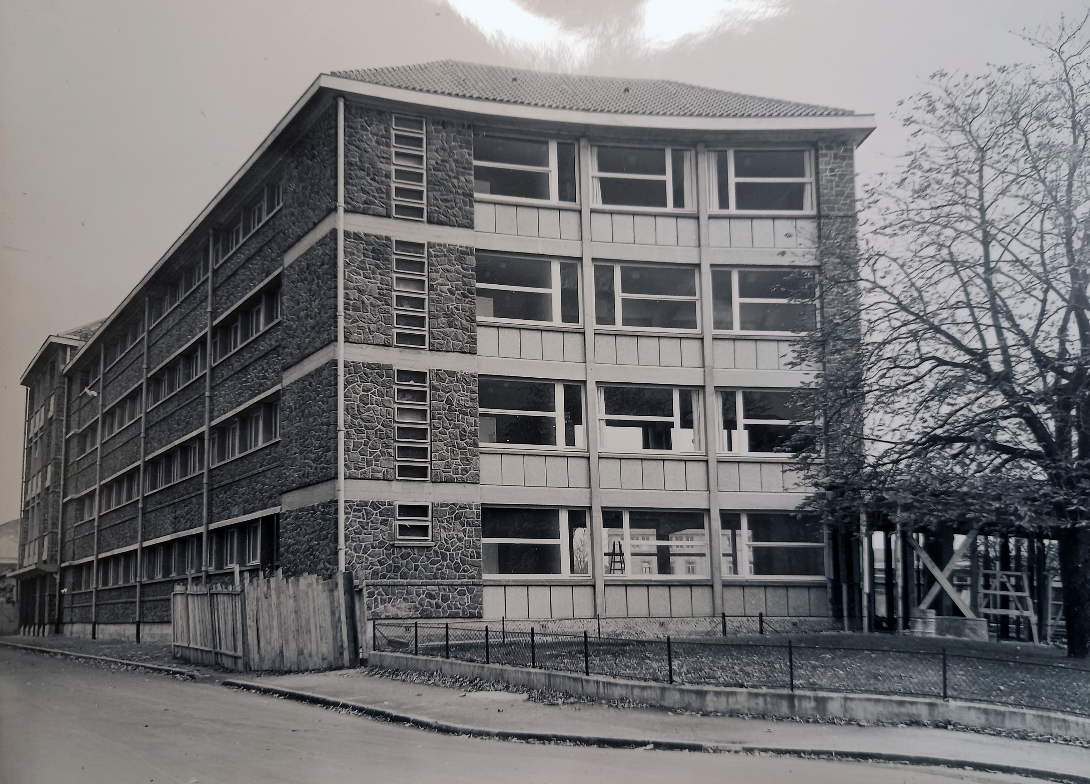 Caserne dite caserne d'Anterroche, puis centre d'apprentissage féminin et collège classique et moderne de jeunes filles, puis collège d'enseignement technique, actuellement lycée général et technologique Claude et Pierre Virlogeux