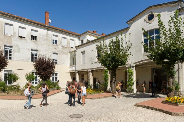 Collège de jésuites, puis école centrale, école secondaire communale, lycée impérial, lycée de garçons, actuellement lycée Lalande